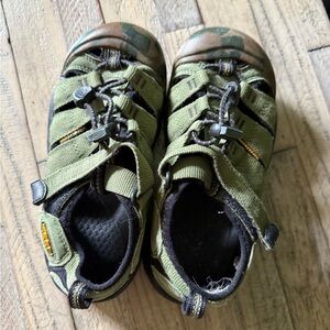 Keen size 1 Kids Green Camouflage Outdoor Shoes